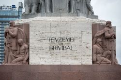 Particolare della base del Monumento alla Libertà di Riga, la capitale della Lettonia