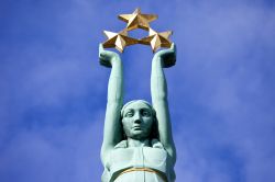 Particolare della statua che sormonta il monumento della Libertà di Riga. Le tre stelle rappresentano le tre regioni della Lettonia, Vidzeme, Latgale e Curlandia