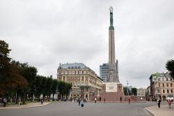 Una panoramica del Monumento alla Libertà di Riga, fotografato durante una giornata nuvolosa