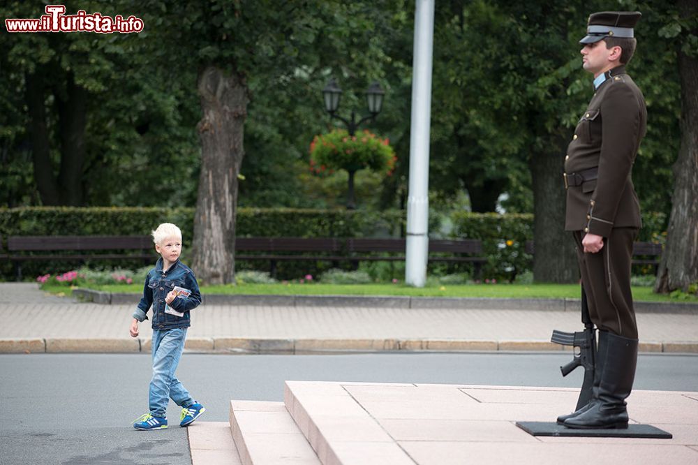 Immagine Un bambino osserva una Guardia d'Onore al lavoro presso il Monumento alla Libertà di Riga