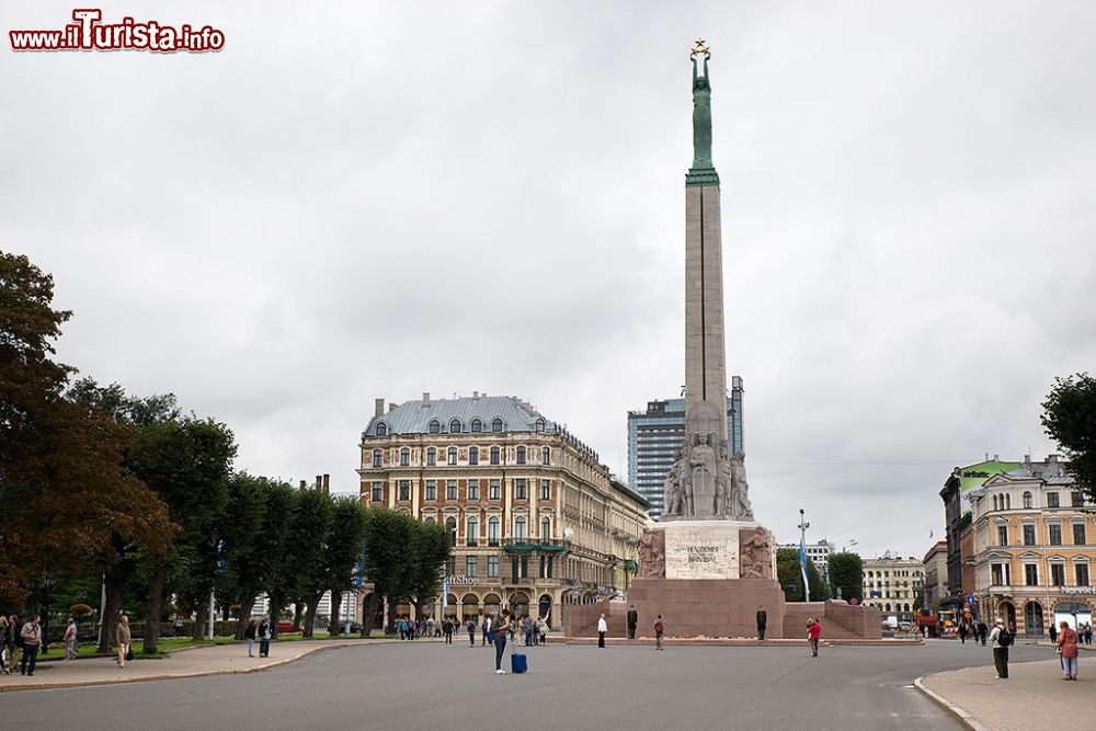 Immagine Una panoramica del Monumento alla Libertà di Riga, fotografato durante una giornata nuvolosa