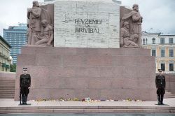 La vigilanza delle Guardie d'Onore al Monumento della Liberta di Riga in Lettonia