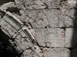 Particolare del marmo travertino con cui è rivestito l'arco di Druso e Germanico in centro a Spoleto - © Zyance, CC BY-SA 2.5, Wikipedia