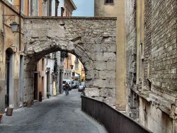 Via arco di Druso a Spoleto, prende il nome dall'arco di Druso e Germanico, una delle rovine archeologiche del borgo dell'Umbria - © JoJan - CC BY 3.0, Wikipedia