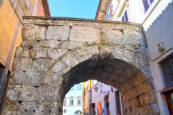 L'Arco di Druso e Germanico, opera del 1 secolo dopo Cristo, si trova in centro a Spoleto, Umbria. E' dedicato ai due figli dell'Imperatore Tiberio