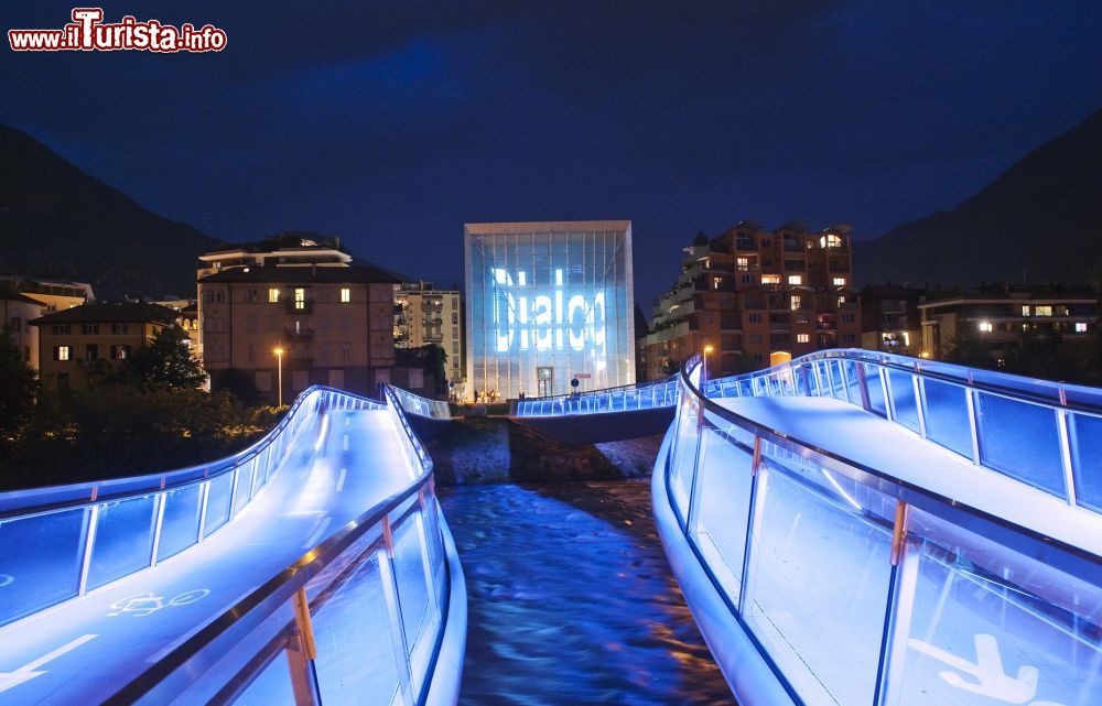 Immagine Foto notturna del ponte che conduce al Museion di Bolzano - ©  Othmar Seehauser - www.museion.it