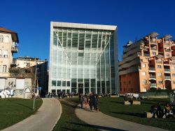 Il Museo d'Arte Moderna a Bolzano: il Museion si trova in piazza Piero Siena ed è una delle architetture moderne più spettacolari di tutto l'Alto Adige  - © Walber ...