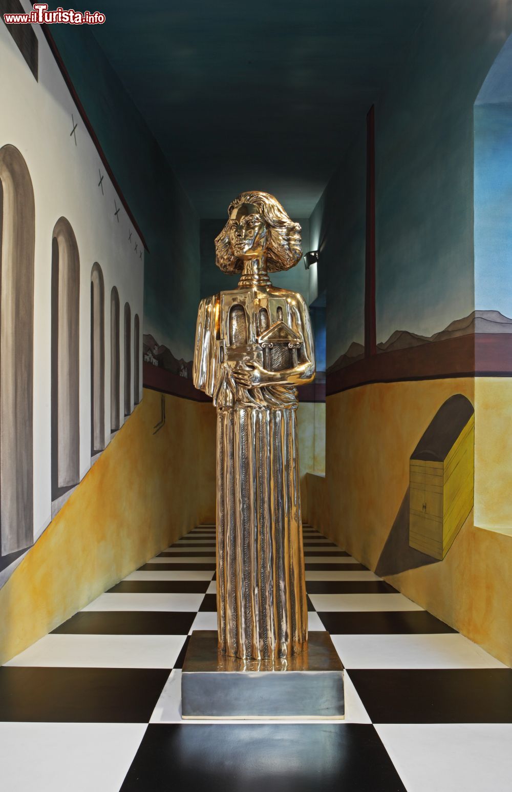 Immagine Ritratto di Sofia Loren  di Francesco Vezzoli, vista come Musa dell'antichità, con chiaro riferimentp a Giorgio De Chirico. Siamo al Museion di Bolzano - © Sebastiano Pellion Di Persano - www.museion.it