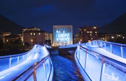 Foto notturna del ponte che conduce al Museion di Bolzano - ©  Othmar Seehauser - www.museion.it