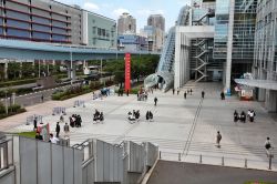 L'edificio Fuji TV isola di Adaiba, Tokyo: l'edificio venne progettato da Kenzo Tange uno degli architetti più famosi del Giappone - © Tupungato / Shutterstock.com