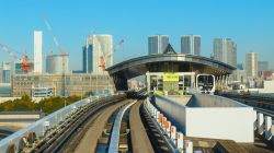 Ferrovia monorotaia Yurikamome sky train a Odaiba, Tokyo. L'opera si trova sulla isola della Baia di Tokyo - © cowardlion / Shutterstock.com