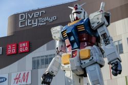 La statua di Gundam RX-78 a Odaiba, Tokyo. E' alta 18 metri ed è la più grande statua al mondo a riffigurare il celebre robot giapponese. - © Syafiq Adnan / Shutterstock.com ...