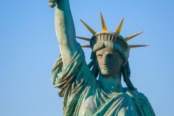 Primo piano della statua della Libertà isola di Odaiba a Tokyo