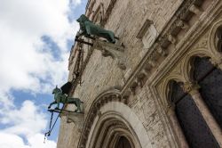 Chimera e Leone sulla facciata di Palazzo dei Priori a Perugia