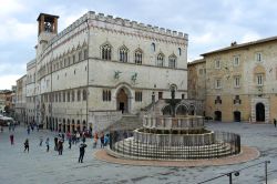 Il Palazzo dei Priori sede della Galleria Nazionale dell'umbria a Perugia - © LIeLO / Shutterstock.com