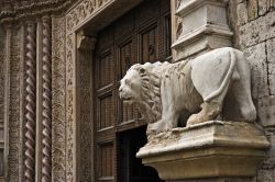 Scultura di un leone esterno Palzzo dei Priori a Perugia