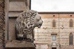 Un dettaglio del portale d'ingresso a Palzzo dei Priori a perugia