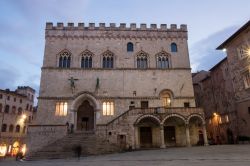 Vista notturna della facciata nord del Palazzo dei Priori a Perugia