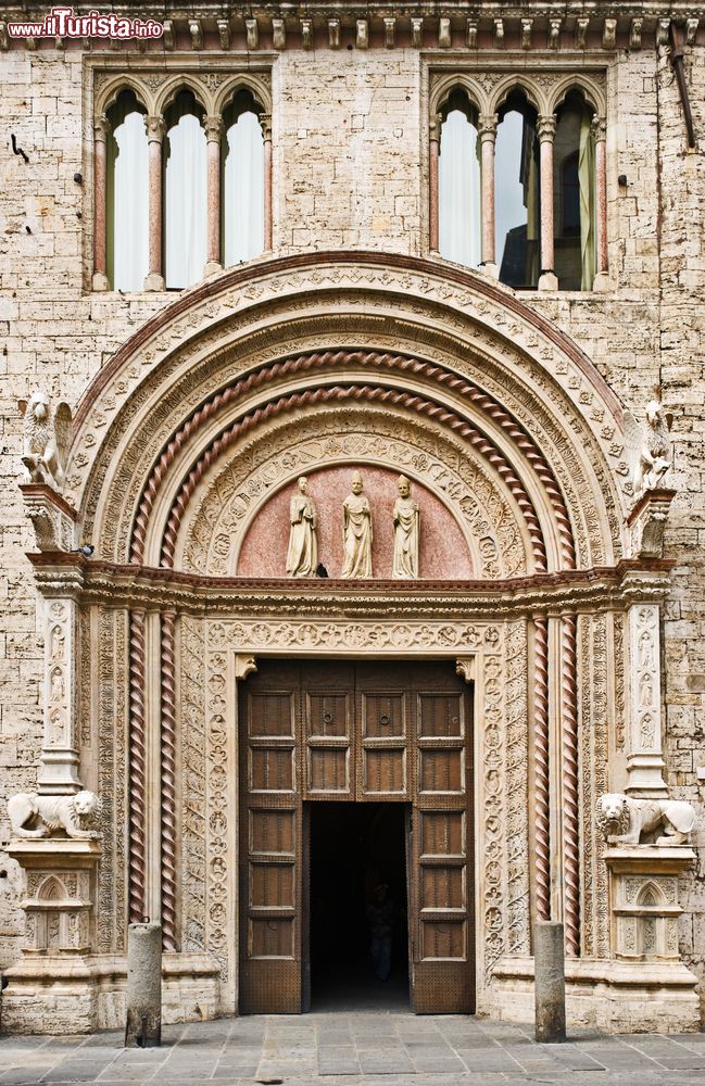 Immagine Portale delle Arti, l'ingresso al  Palazzo dei Priori a Perugia, in Umbria