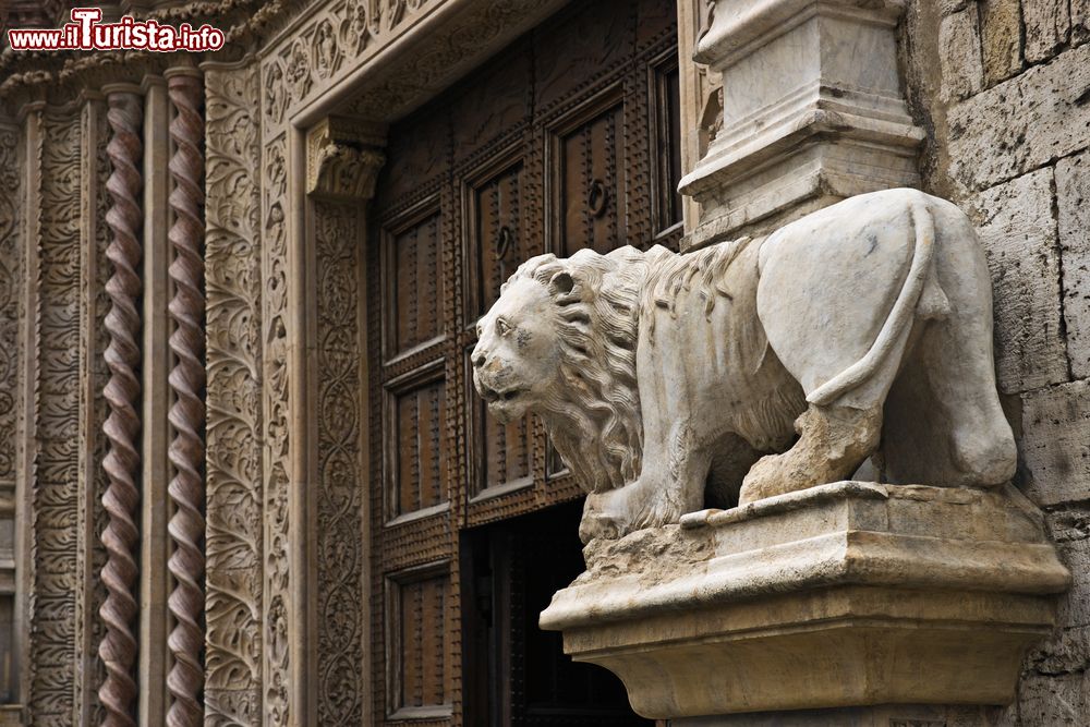 Immagine Scultura di un leone esterno Palzzo dei Priori a Perugia