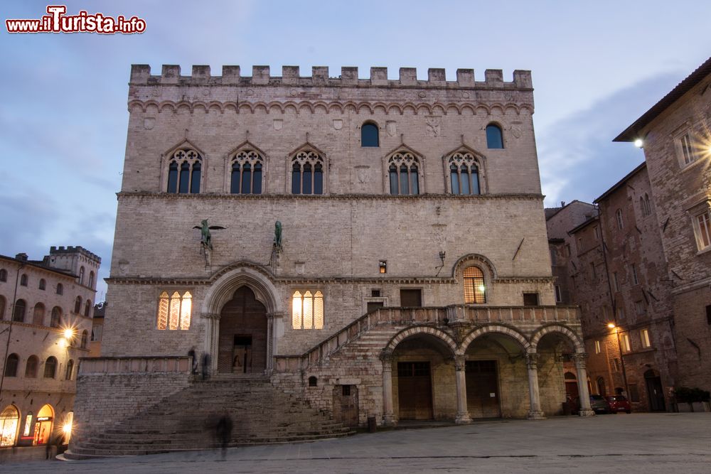 Immagine Vista notturna della facciata nord del Palazzo dei Priori a Perugia