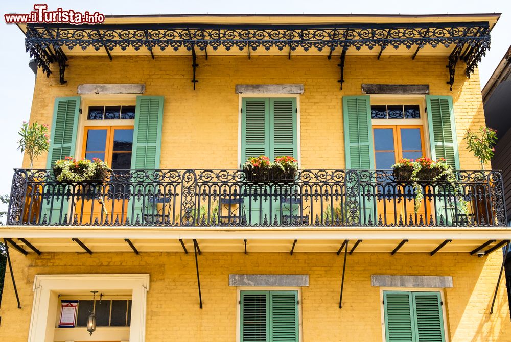 Immagine La decorata ringhiera in ferro di un'abitazione nel quartiere francese di New Orleans, USA.