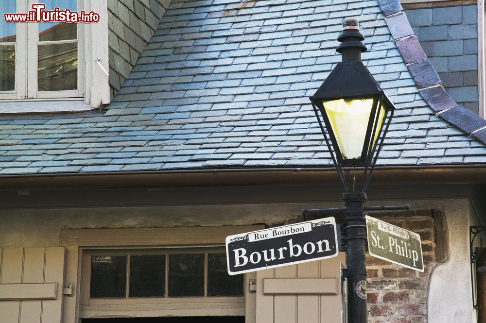 Immagine Cartello stradale di Bourbon Street a New Orleans, Louisiana, USA. All'angolo fra questa via e Rue St.Philip si trova il Lafitte's Blacksmith Shop.