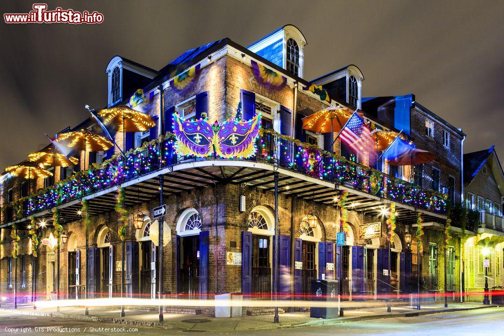 Immagine Decorazioni luminose e colorate per bar e pub nel quartiere francese di New Orleans, USA. Il turismo rappresenta un'importante fonte di entrata economica per questa cittadina della Louisiana da sempre anche patria di grandi musicisti - © GTS Productions / Shutterstock.com