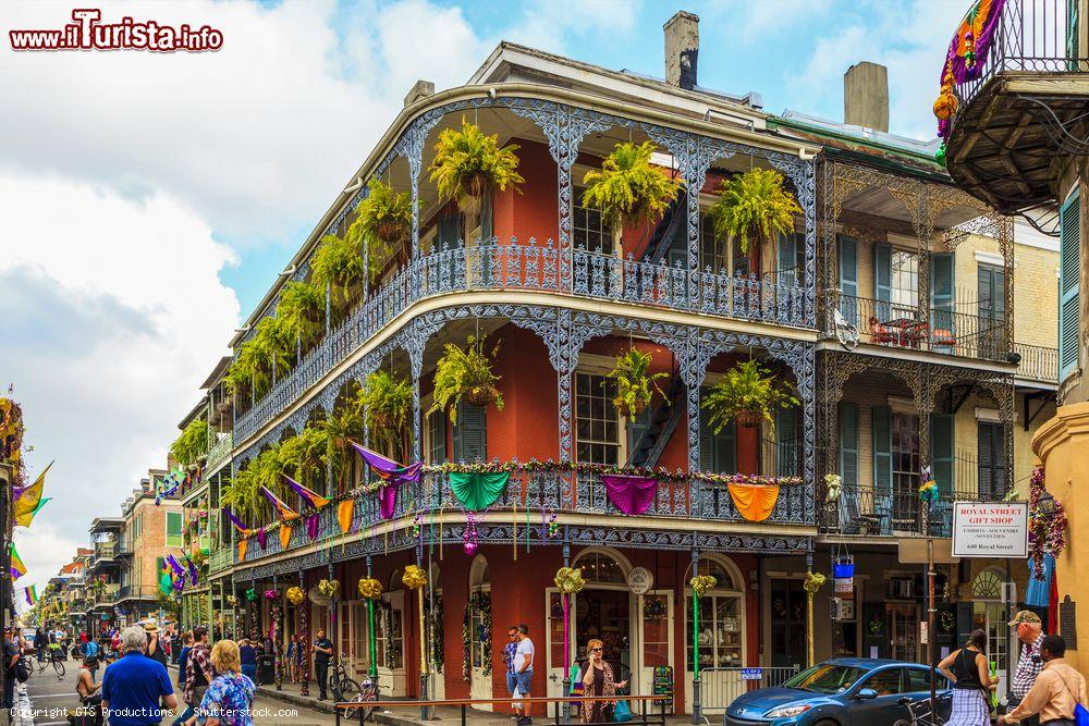Immagine La balconata in ferro di un edificio storico nel quartiere francese di New Orleans, USA - © GTS Productions / Shutterstock.com