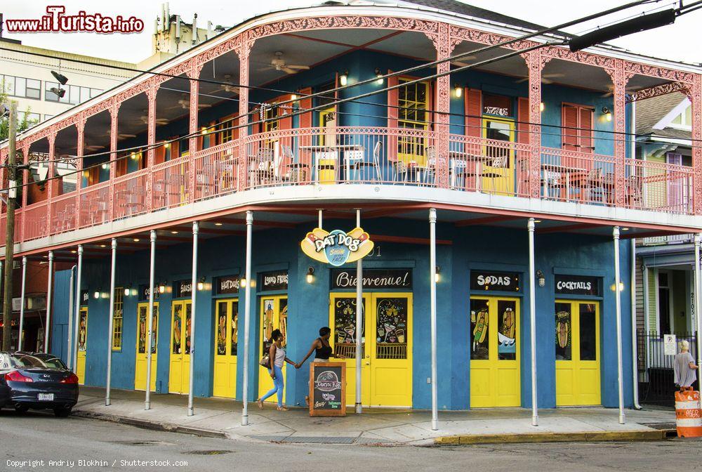 Immagine La facciata del Dat Dog restaurant su Frenchmen Street a New Orleans, USA. Aperto nel 2011 dopo la distruzione dell'uragano Katrina, questo ristorante combina i sapori tradizionali della Louisiana con la raffinatezza dell'Europa - © Andriy Blokhin / Shutterstock.com