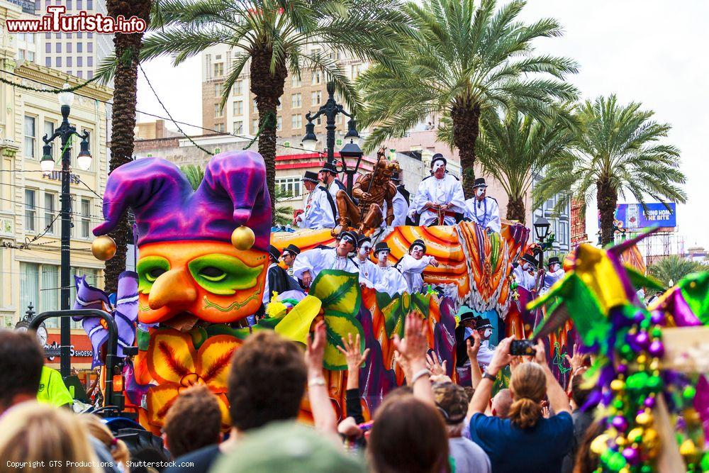 Immagine La parata del Martedì Grasso nelle vie di New Orleans, USA. Il carnevale cittadino rappresenta il più importante evento celebrato ogni anno da centinaia di migliaia di persone, abitanti e turisti provenienti da tutto il mondo - © GTS Productions / Shutterstock.com