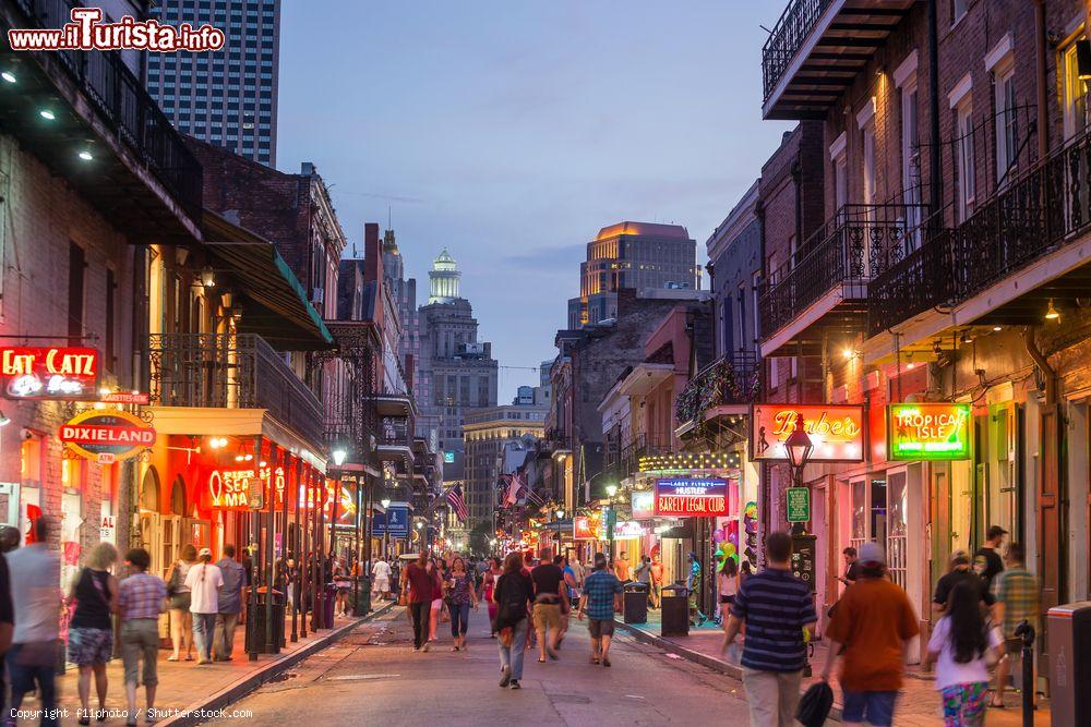 Immagine Le luci al neon di pub e bar nel quartiere francese della città di New Orlenas, USA - © f11photo / Shutterstock.com