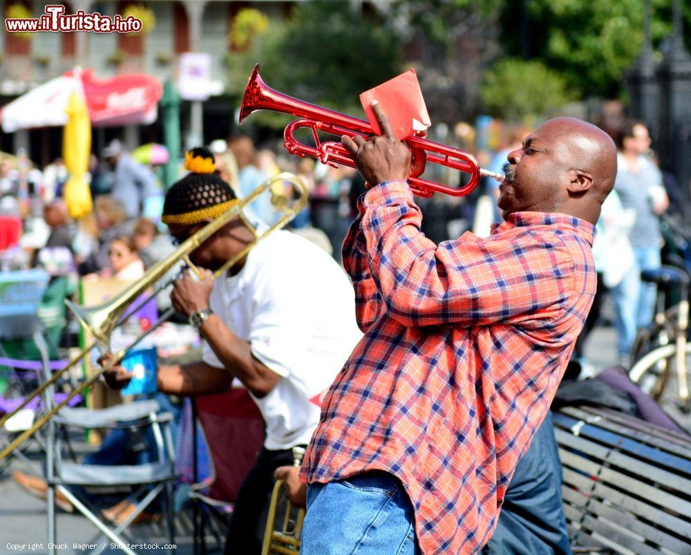 Immagine Una band di jazz si esibisce di fronte a Jackson Square a New Orleans, USA. Una delle esibizioni musicali in occasione dei festeggiamenti del carnevale cittadino - © Chuck Wagner / Shutterstock.com