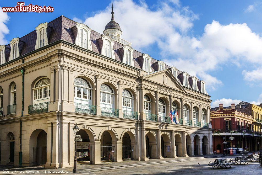Immagine Architettura classicheggiante e balconate in ferro per questo palazzo del quartiere francese di New Orleans, USA - © Jorg Hackemann / Shutterstock.com