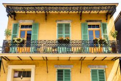 La decorata ringhiera in ferro di un'abitazione nel quartiere francese di New Orleans, USA.



