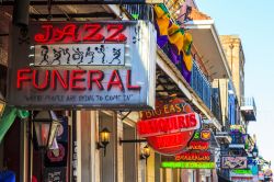 Attività commerciali in un edificio storico di New Orleans, USA - © GTS Productions / Shutterstock.com