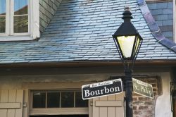Cartello stradale di Bourbon Street a New Orleans, Louisiana, USA. All'angolo fra questa via e Rue St.Philip si trova il Lafitte's Blacksmith Shop.

