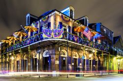 Decorazioni luminose e colorate per bar e pub nel quartiere francese di New Orleans, USA. Il turismo rappresenta un'importante fonte di entrata economica per questa cittadina della Louisiana ...