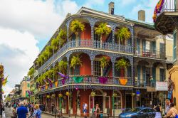 La balconata in ferro di un edificio storico nel quartiere francese di New Orleans, USA - © GTS Productions / Shutterstock.com