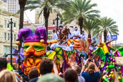 La parata del Martedì Grasso nelle vie di New Orleans, USA. Il carnevale cittadino rappresenta il più importante evento celebrato ogni anno da centinaia di migliaia di persone, ...
