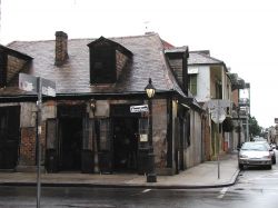 Lafitte's Blacksmith Shop, quartiere francese, New Orleans, USA. Costruito fra il 1722 e il 1732 da Nicolas Touze, questo edificio viene considerato il più antico bar degli Stati ...