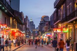 Le luci al neon di pub e bar nel quartiere francese della città di New Orlenas, USA - © f11photo / Shutterstock.com