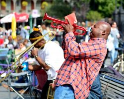 Una band di jazz si esibisce di fronte a Jackson Square a New Orleans, USA. Una delle esibizioni musicali in occasione dei festeggiamenti del carnevale cittadino - © Chuck Wagner / Shutterstock.com ...