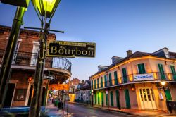 I pub e bar del quartiere francese si affacciano con le loro insegne luminose su Rue Bourbon a New Orlena, USA - © f11photo / Shutterstock.com