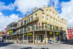 Turisti visitano un palazzo storico del quartiere francese di New Orleans, USA. Dopo i gravi danni causati nel 2005 dall'uragano Katrina, il turismo è stata una preziosa fonte di ...