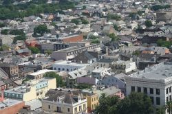 Il quartiere francese di New Orleans visto dai tetti della case, USA. Noto anche come Vieux Carré, il più antico nucleo della città ospita costruzioni realizzate in verità ...
