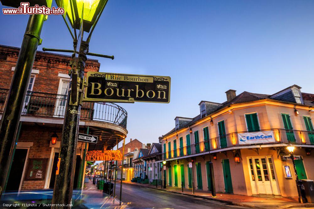 Immagine I pub e bar del quartiere francese si affacciano con le loro insegne luminose su Rue Bourbon a New Orlena, USA - © f11photo / Shutterstock.com