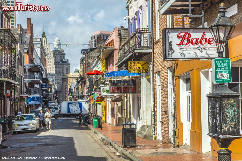 Immagine Scorcio panoramico di una via del quartiere francese su cui si affacciano edifici storici, New Orleans, USA - © Jorg Hackemann / Shutterstock.com