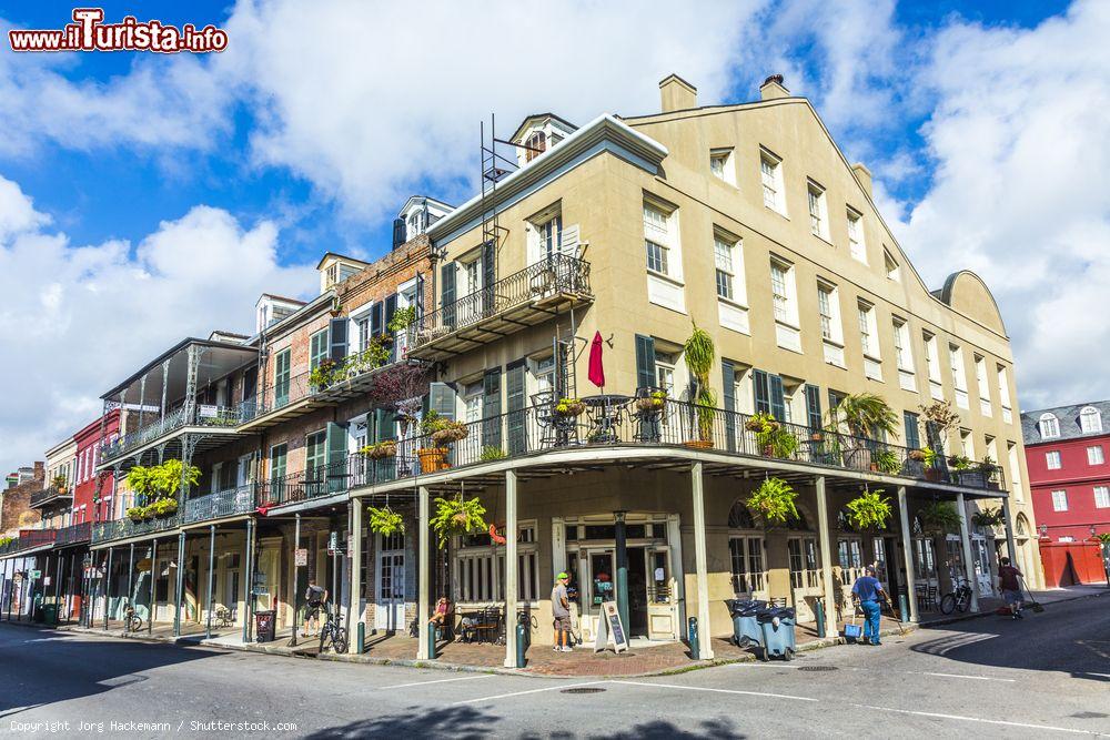 Immagine Turisti visitano un palazzo storico del quartiere francese di New Orleans, USA. Dopo i gravi danni causati nel 2005 dall'uragano Katrina, il turismo è stata una preziosa fonte di reddito per molte città americane - © Jorg Hackemann / Shutterstock.com