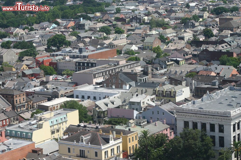 Immagine Il quartiere francese di New Orleans visto dai tetti della case, USA. Noto anche come Vieux Carré, il più antico nucleo della città ospita costruzioni realizzate in verità dagli spagnoli con lo stile coloniale del loro paese di origine.